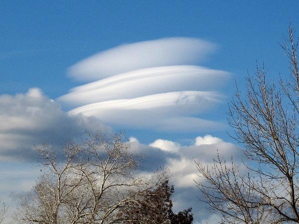 IMG_3048_Lenticular_Clouds_600.JPG