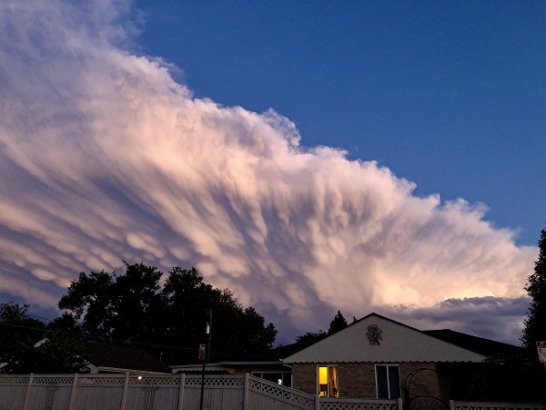 Mammatus clouds